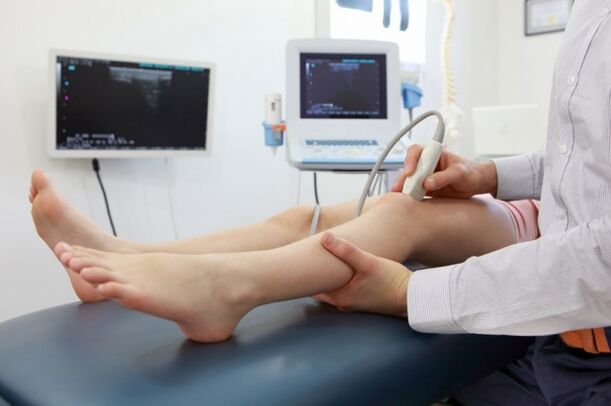 Examen des jambes pour les varices avant la chirurgie
