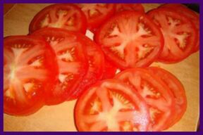 Les tomates aident à soulager la douleur et la lourdeur des jambes avec des varices